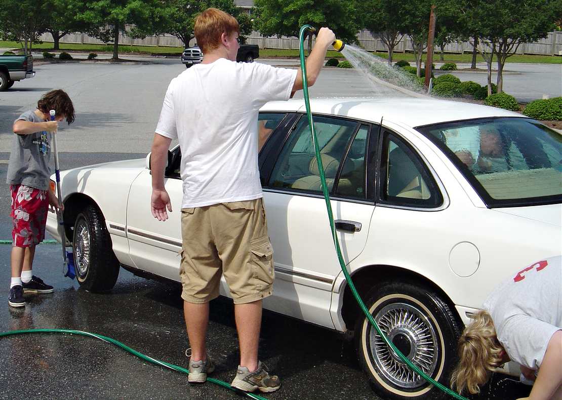 Мытье машины во дворе. Мойка машины во дворе. Мойка машины в неположенном месте. Штраф за мытье машины во дворе.